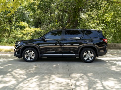 Used 2025 Honda Pilot EX-L image 6