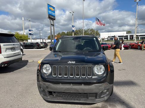 Used 2018 Jeep Renegade Latitude w/ Popular Equipment Group image 7