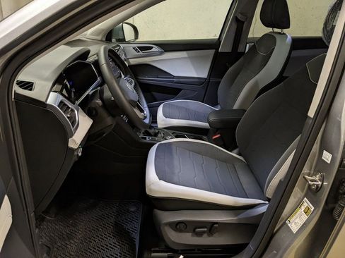 New 2026 Volkswagen Taos SE image 11