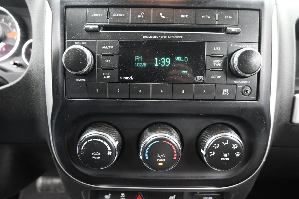 Used 2017 Jeep Compass Latitude FWD image 19