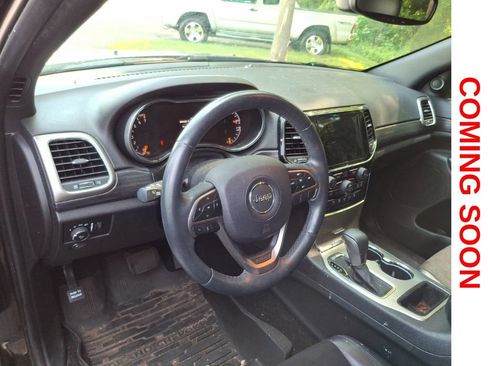 Used 2019 Jeep Grand Cherokee Altitude AWD/4WD image 12
