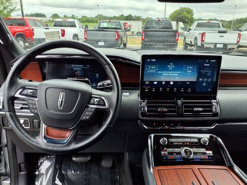 Used 2024 Lincoln Navigator Reserve image 14
