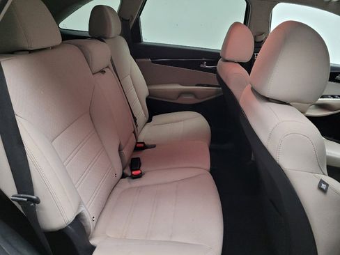 Used 2019 Kia Sorento FWD image 19