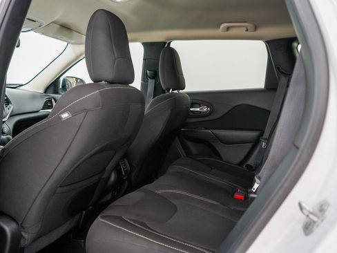 Used 2016 Jeep Cherokee Latitude AWD/4WD image 17