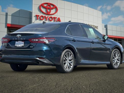 Used 2021 Toyota Camry XLE FWD image 3