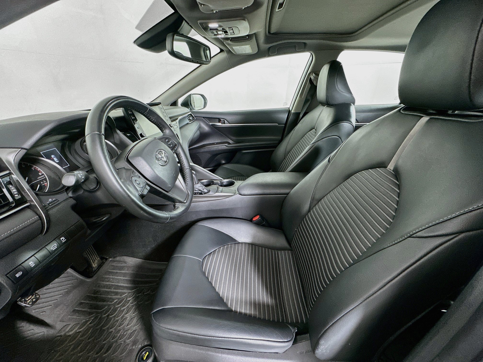Used 2022 Toyota Camry SE w/ Audio Upgrade Package FWD image 13