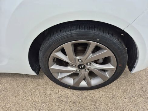 Used 2017 Hyundai Veloster FWD image 9