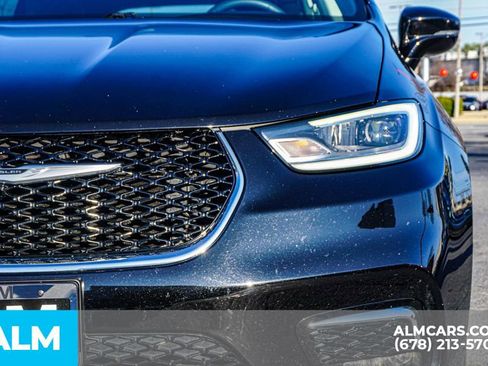 Used 2024 Chrysler Pacifica Select image 11