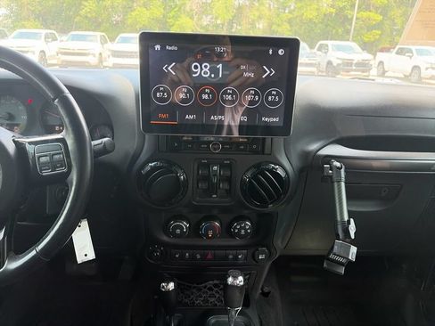 Used 2016 Jeep Wrangler Unlimited Sahara AWD/4WD image 11