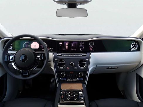 Certified 2025 Rolls-Royce Cullinan AWD/4WD image 4