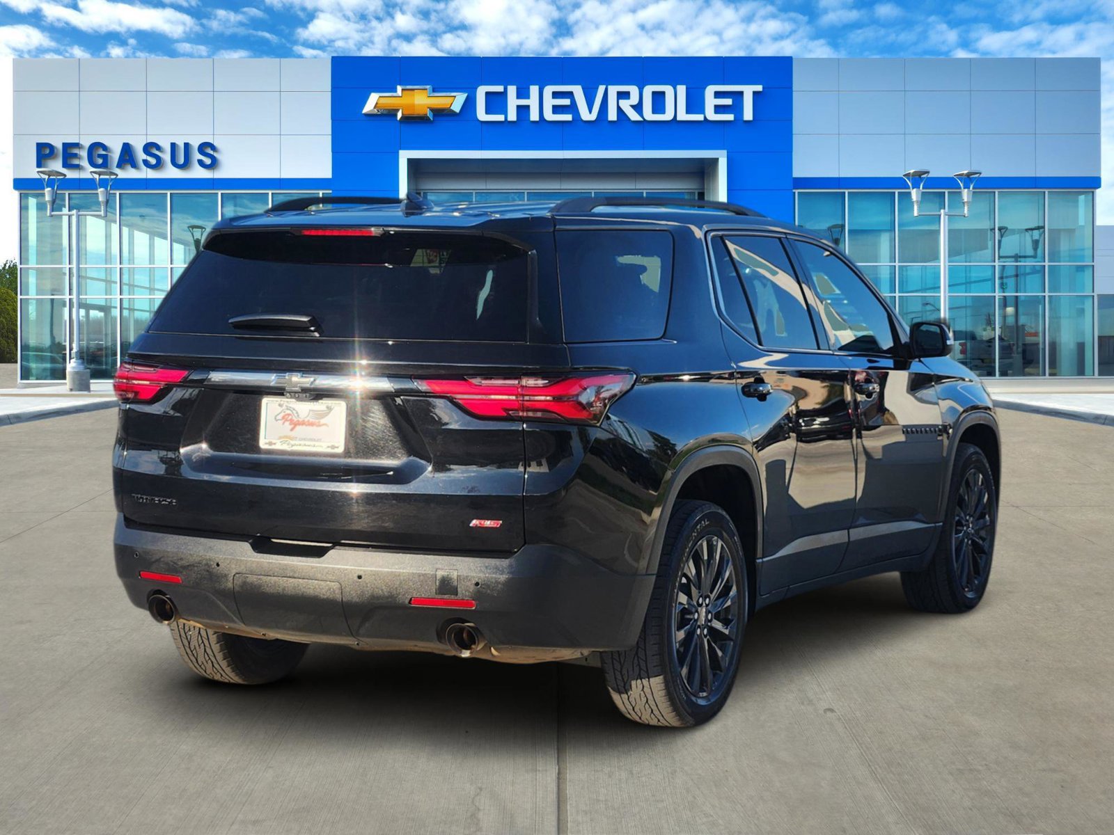 Used 2023 Chevrolet Traverse RS FWD image 4
