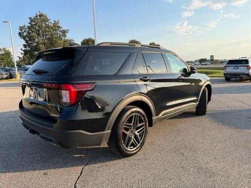 Used 2025 Ford Explorer ST-Line w/ ST-Line Street Pack AWD/4WD image 15
