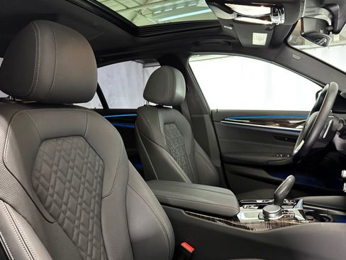 Used 2023 BMW 530e w/ Convenience Package image 31