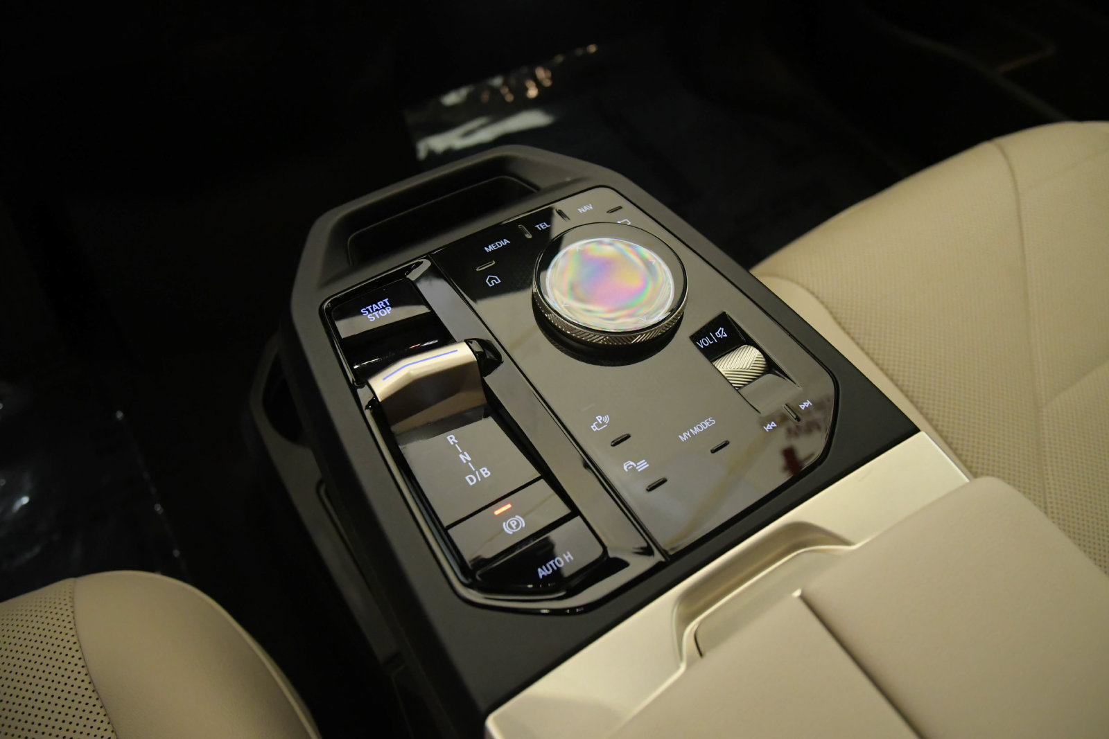 Certified 2024 BMW iX xDrive50 w/ Sport Package AWD/4WD image 19