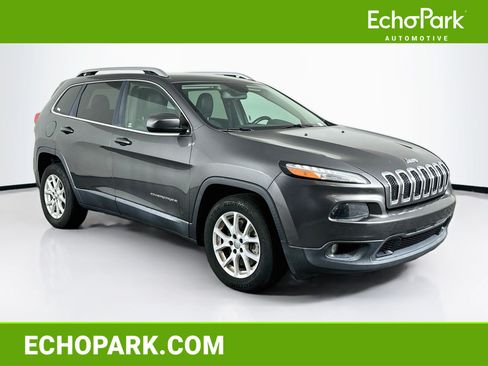 Used 2018 Jeep Cherokee Latitude Plus w/ Trailer Tow Group FWD image 1