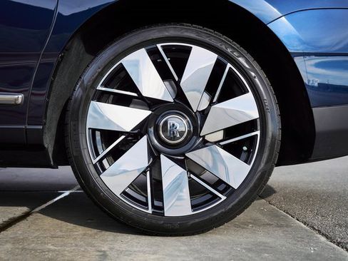 Used 2022 Rolls-Royce Cullinan w/ Cullinan Package image 20