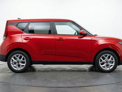 Used 2025 Kia Soul LX w/ LX Technology Package FWD image 11