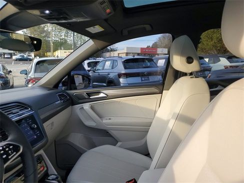Certified 2022 Volkswagen Tiguan SE R-Line image 17