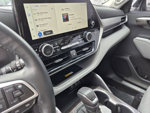 Used 2023 Toyota Highlander Limited image 11