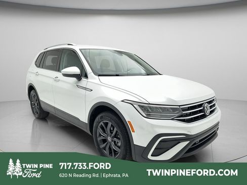 Used 2024 Volkswagen Tiguan SE FWD image 1