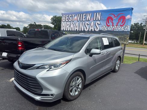 Used 2023 Toyota Sienna Platinum AWD/4WD image 1