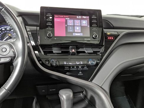 Used 2022 Toyota Camry SE image 17