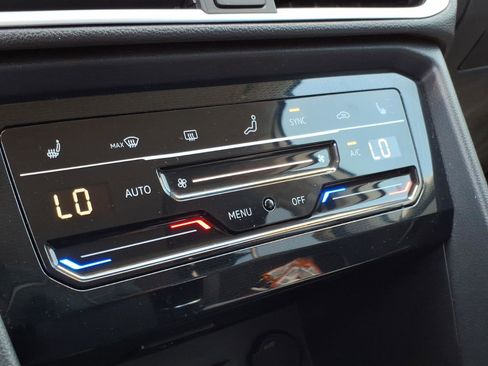 Certified 2025 Volkswagen Taos SE FWD image 30