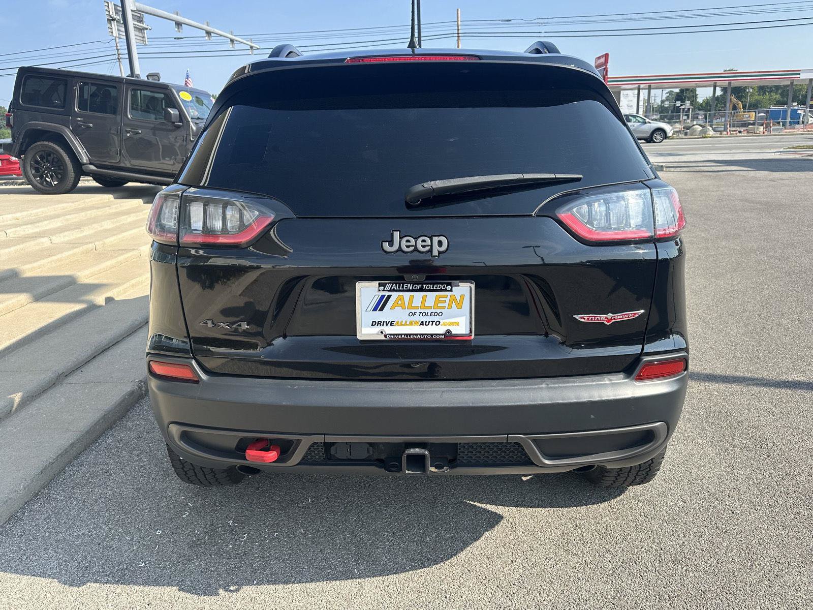 Used 2022 Jeep Cherokee Trailhawk w/ Premium Leather Package AWD/4WD image 9