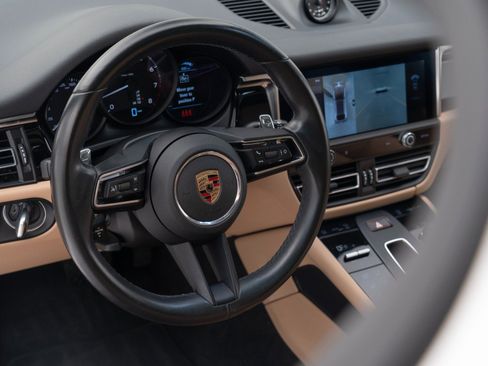 Certified 2024 Porsche Macan AWD/4WD image 18