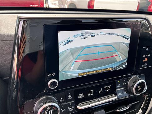 Used 2025 Toyota Highlander LE image 23