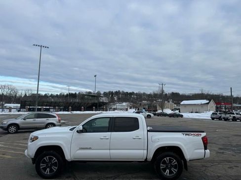 Used 2019 Toyota Tacoma TRD Sport image 8