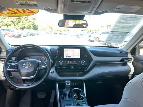 Used 2023 Toyota Highlander LE AWD/4WD image 12