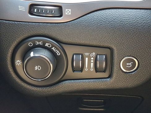 Used 2019 Jeep Cherokee Limited AWD/4WD image 24