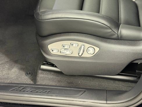 Certified 2026 Porsche Macan AWD/4WD image 28