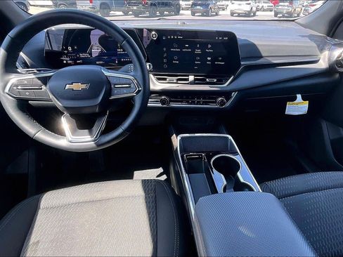 Used 2025 Chevrolet Equinox LT AWD/4WD image 16