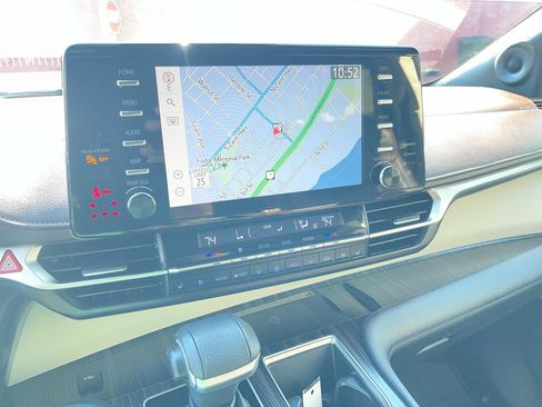 Used 2022 Toyota Sienna Platinum w/ Protection Package (TMS) image 18