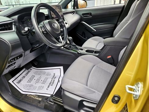 Used 2023 Toyota Corolla Cross SE image 7