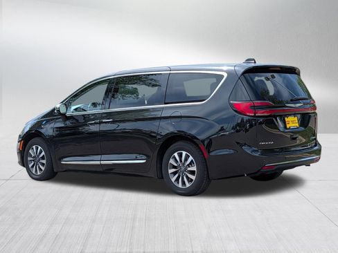 Used 2023 Chrysler Pacifica Limited FWD image 5