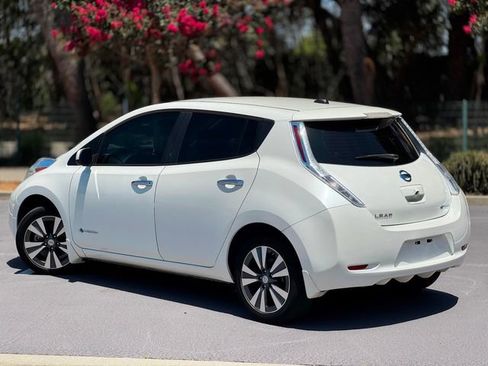 Used 2015 Nissan Leaf SV FWD image 12