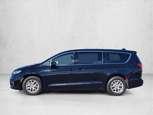 Used 2025 Chrysler Pacifica Select FWD image 9