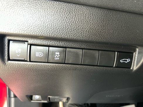 Used 2022 Toyota Venza XLE image 27