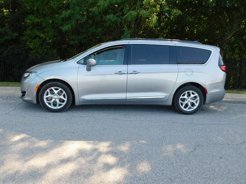 Used 2017 Chrysler Pacifica Touring-L w/ Tire & Wheel Group FWD image 2