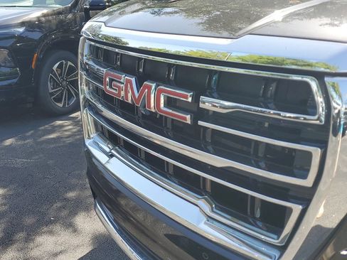 Certified 2022 GMC Yukon SLT w/ SLT Premium Package AWD/4WD image 9
