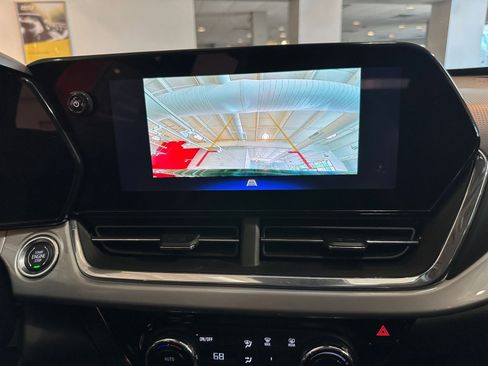 Used 2025 Chevrolet Trax LT w/ LT Convenience Package image 23