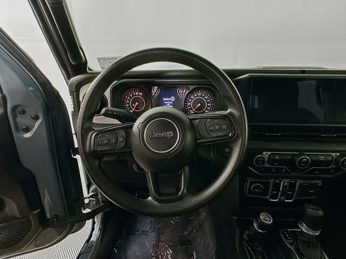 Certified 2025 Jeep Gladiator Overland AWD/4WD image 19