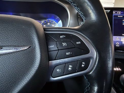 Used 2021 Chrysler Pacifica Touring-L image 11