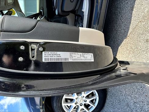 Used 2023 Chrysler Pacifica Touring-L FWD image 21