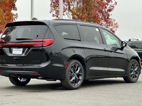 New 2026 Chrysler Pacifica Limited w/ Uconnect Theater Family Group image 4