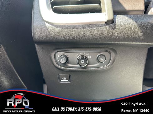Used 2021 GMC Terrain SLT w/ Infotainment Package II AWD/4WD image 32