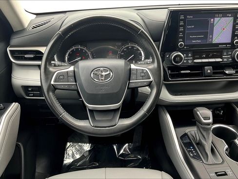 Used 2022 Toyota Highlander XLE AWD/4WD image 6